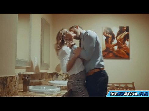 ❤️ Όταν μια πλούσια ξανθιά σε αποπλανεί σε μια δημόσια τουαλέτα ❤ Ανώμαλο πορνό